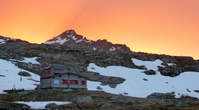 L’arte di guardare le montagne dalla finestra di una cucina
